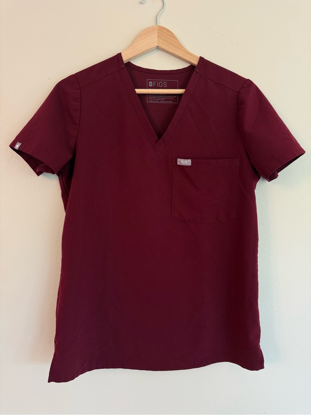 Figs Catarina Burgundy One Pocket V-Neck Women's Scrub Top Style FW1000 Size XS - Picture 3 of 7